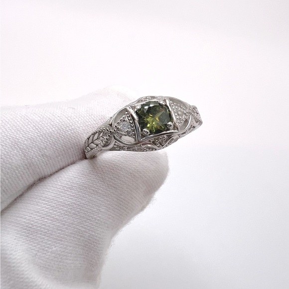 .925 Sterling Silver Vintage Inspired Simulated Peridot Cz Ring - Picture 3 of 17